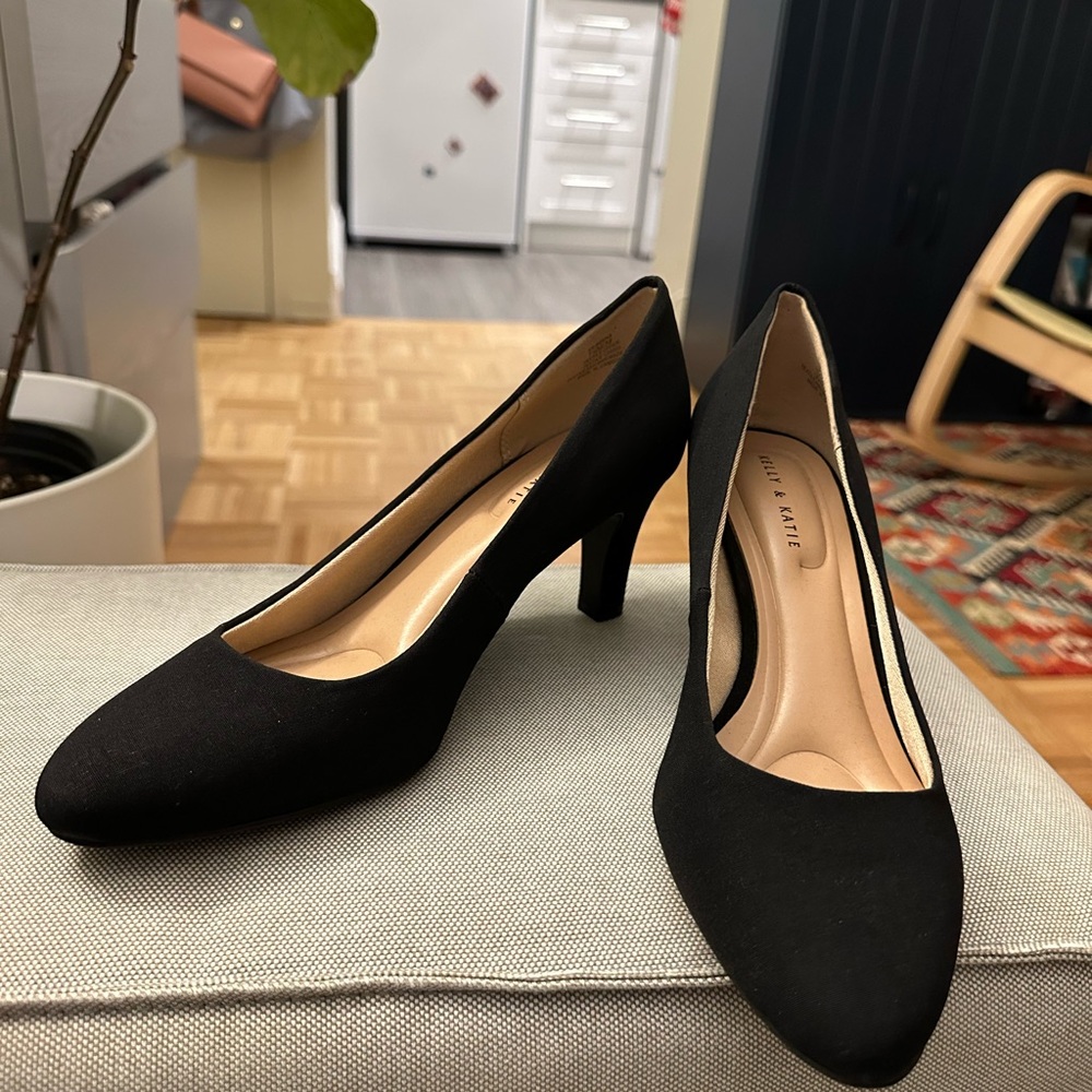 SOLD - Kelly & Katie Genna Pump